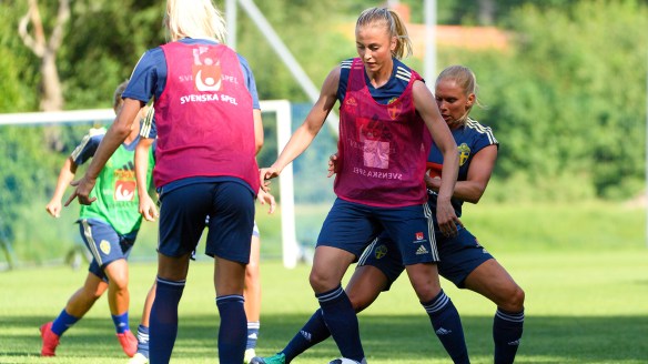 Fotboll, Dam, Sverige, TrŠning